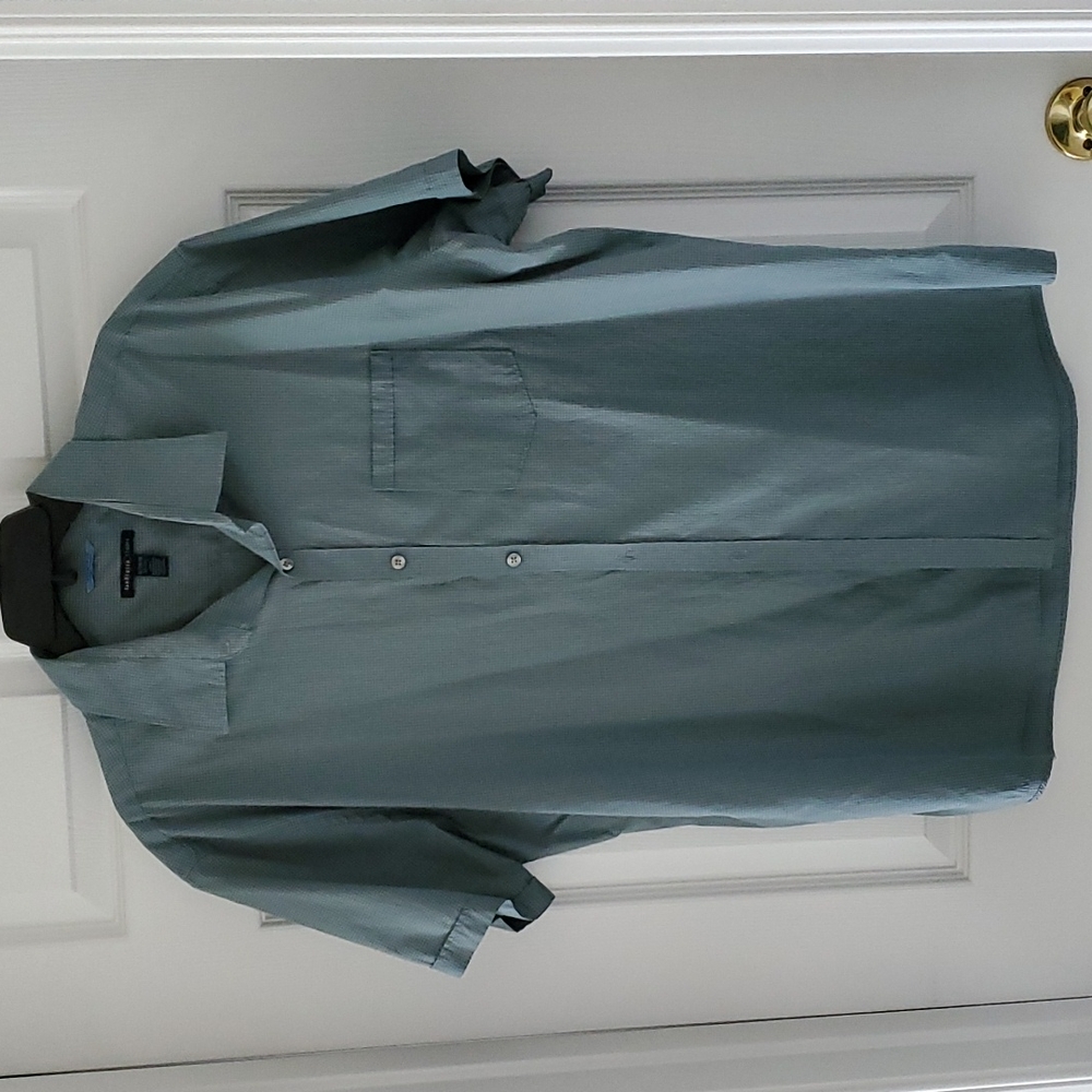 Van Heusen men's short sleeve button down dress shirt. XL 17 - 17-1/2. Green.